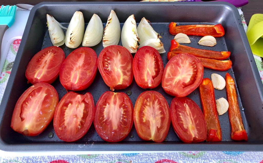 Ingredientes preparados da sopa de tomate ao forno