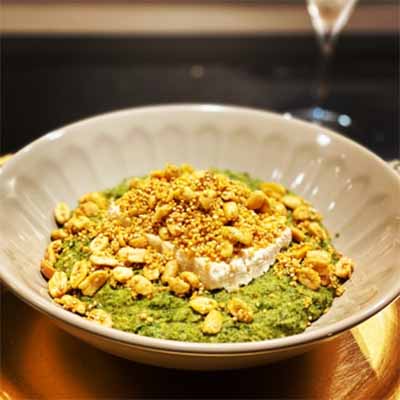 Palak de tofu & farofa de amendoim
