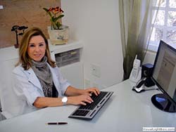 Dra. Manuela Ibi atendendo
